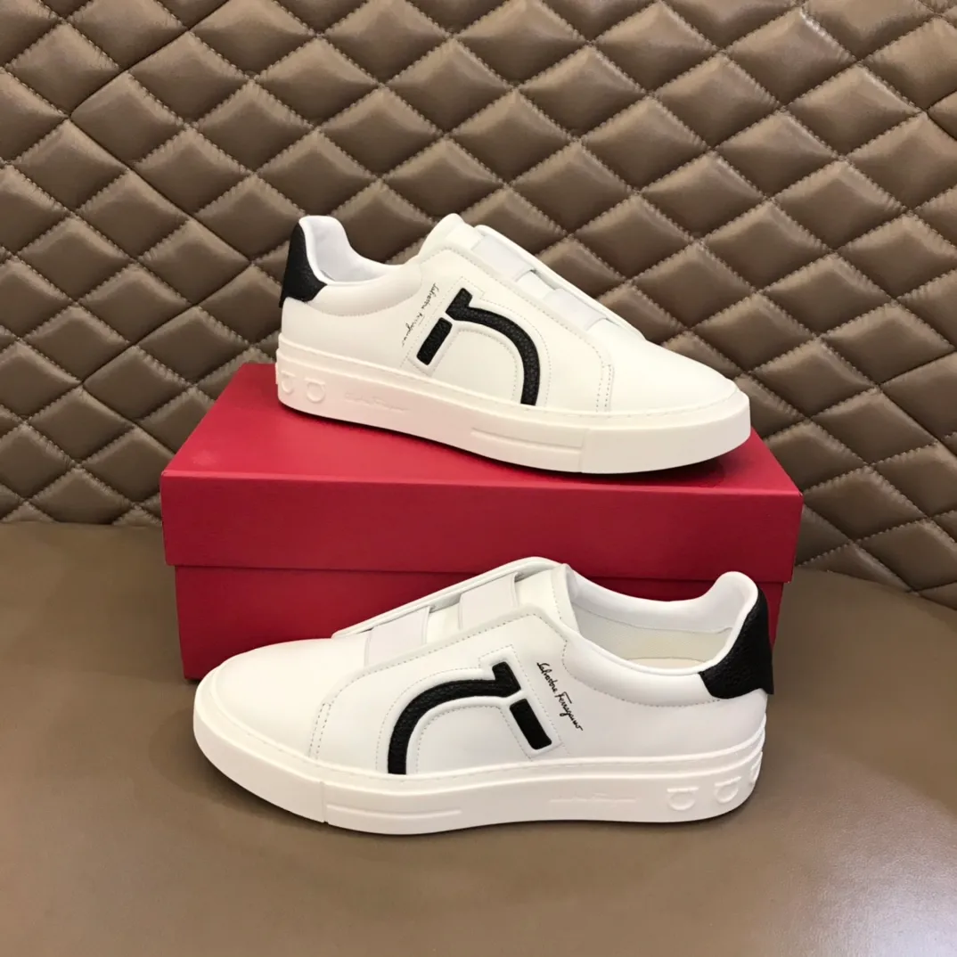 p400【Salvatore Ferraga**】New men's low-top casual shoes! Top-quality cow products, original lasts, made of imported cowhide, first-class texture, first-layer sheepskin lining! Original outsole! The details are exquisite and the style is versatile and upscale! Decorated with a three-dimensional Gancini logo, the back of the tongue and lace-up piping add a pop of color. The high-tech sole features a holographic pattern and Gancini details, making it ideal for a practical yet stylish everyday look. Code number 38-44 (45 can be customized)